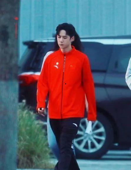 王一博吃瓜爆料最新图片,娱乐圈幕后真相大揭秘 第2张 王一博吃瓜爆料最新图片,娱乐圈幕后真相大揭秘 第2张